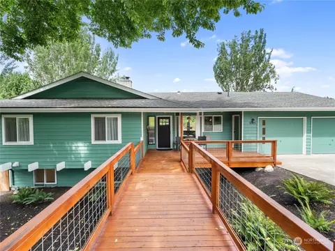 1005 Apache Dr, Mount Vernon, WA 98273