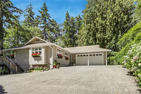 9380 NE Lovgreen Rd E, Bainbridge Island, WA 98110