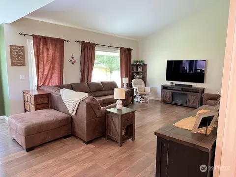 Living - 3 Perth Pl, Cosmopolis, WA 98537 photo 4 of 5
