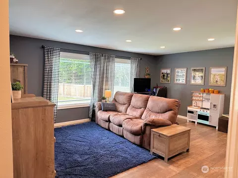 Living - 3 Perth Pl, Cosmopolis, WA 98537 photo 1 of 5