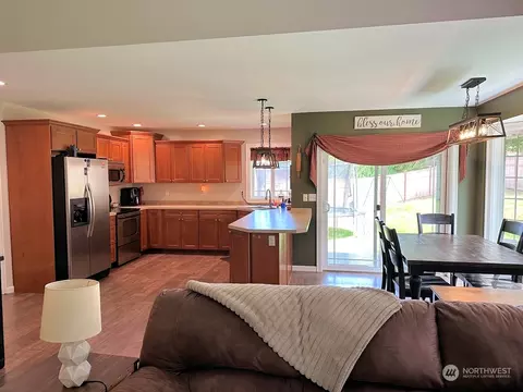 Kitchen - 3 Perth Pl, Cosmopolis, WA 98537 photo 4 of 4