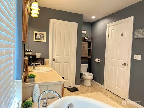 Bath - 3 Perth Pl, Cosmopolis, WA 98537 photo 2 of 3