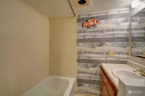 Bath - 6329 Beverly Ln, Everett, WA 98203 photo 3 of 3