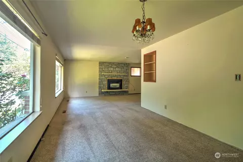 Living - 6329 Beverly Ln, Everett, WA 98203 photo 7 of 11