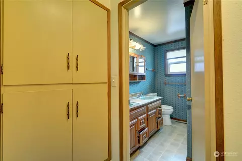 Entry Way - 6329 Beverly Ln, Everett, WA 98203 photo 1 of 1