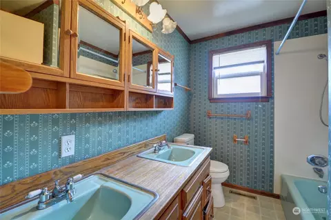 Bath - 6329 Beverly Ln, Everett, WA 98203 photo 2 of 3