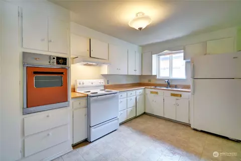 Kitchen - 6329 Beverly Ln, Everett, WA 98203 photo 2 of 2