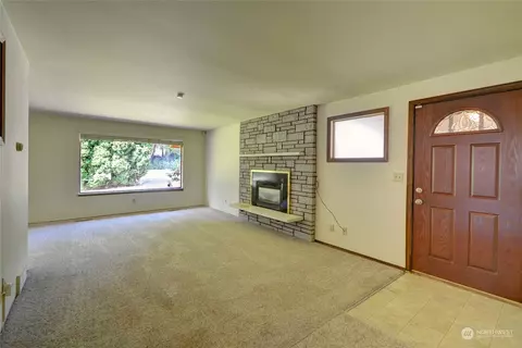 Living - 6329 Beverly Ln, Everett, WA 98203 photo 2 of 11