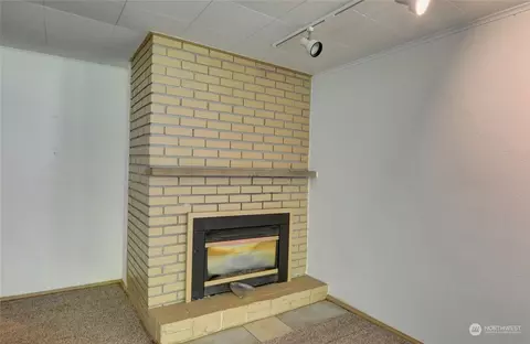 Living - 6329 Beverly Ln, Everett, WA 98203 photo 11 of 11
