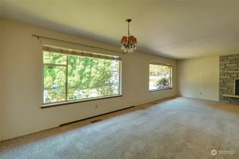 Living - 6329 Beverly Ln, Everett, WA 98203 photo 6 of 11