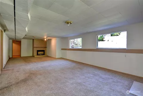 Living - 6329 Beverly Ln, Everett, WA 98203 photo 8 of 11