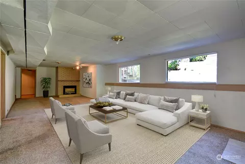Living - 6329 Beverly Ln, Everett, WA 98203 photo 9 of 11