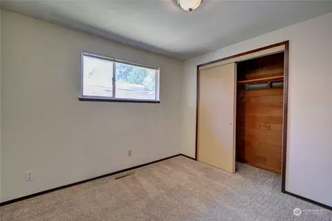 Bedroom - 6329 Beverly Ln, Everett, WA 98203 photo 4 of 7