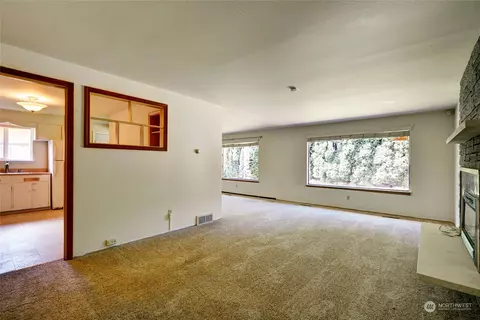 Living - 6329 Beverly Ln, Everett, WA 98203 photo 1 of 11