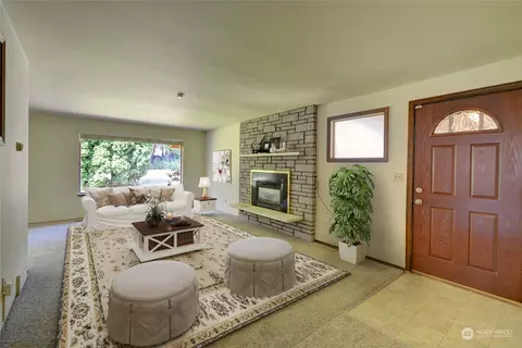 Living - 6329 Beverly Ln, Everett, WA 98203 photo 3 of 11