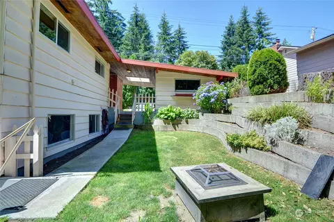 Exterior - 6329 Beverly Ln, Everett, WA 98203 photo 4 of 9