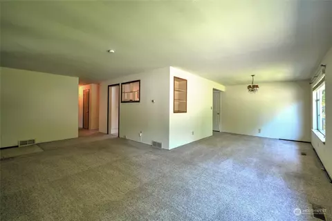 Living - 6329 Beverly Ln, Everett, WA 98203 photo 4 of 11