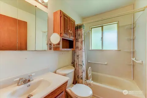 Bath - 2223 Oklahoma Ave, Everett, WA 98201 photo 1 of 1
