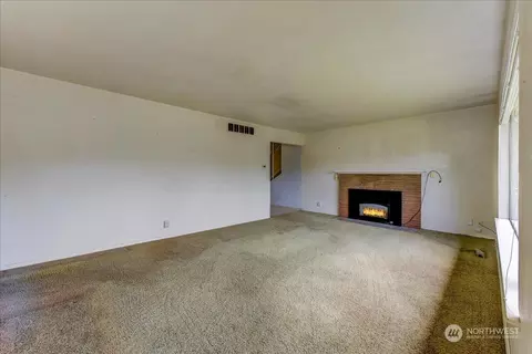 Living - 2223 Oklahoma Ave, Everett, WA 98201 photo 1 of 2