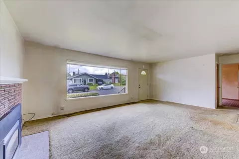 Living - 2223 Oklahoma Ave, Everett, WA 98201 photo 2 of 2