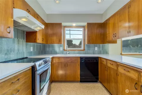 Kitchen - 1602 S 3rd Ave, Walla Walla, WA 99362 photo 3 of 3