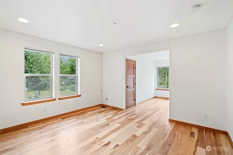 Living - 40150 306th Ave SE, Enumclaw, WA 98022 photo 3 of 4