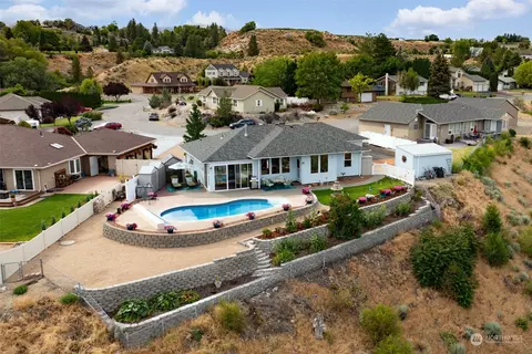 536 Hillcrest Circle Dr, Omak, WA 98841