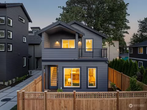 107 N 105th St, Seattle, WA 98133