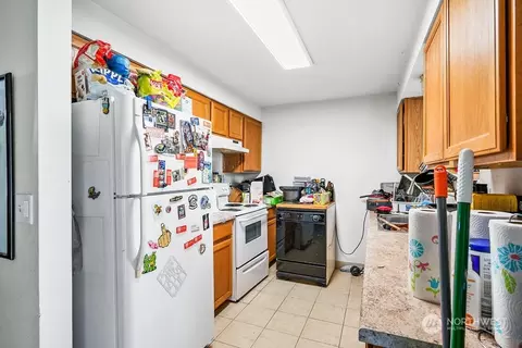Kitchen - 325 Cedar Ct, Winlock, WA 98596 photo 3 of 3