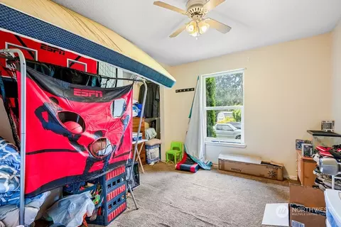 Bedroom - 325 Cedar Ct, Winlock, WA 98596 photo 1 of 4