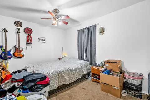 Bedroom - 325 Cedar Ct, Winlock, WA 98596 photo 3 of 4
