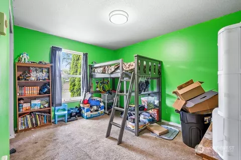 Bedroom - 325 Cedar Ct, Winlock, WA 98596 photo 2 of 4
