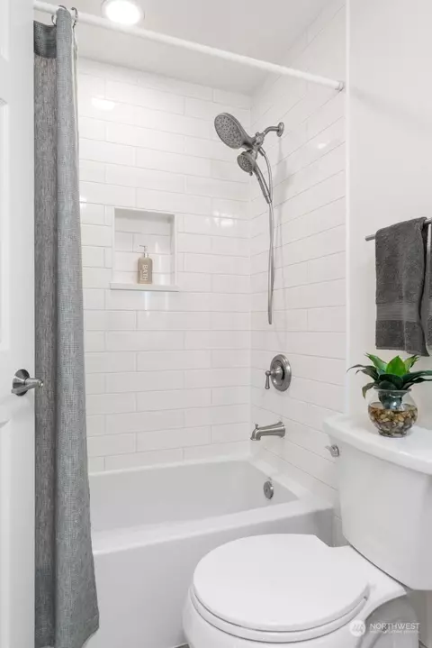 Bath - 20206 103rd Pl NE, Bothell, WA 98011 photo 3 of 3