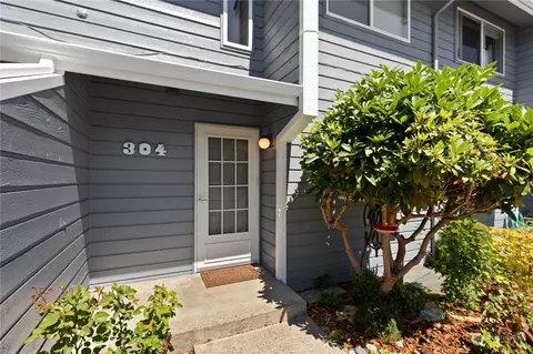 702 5th St #304, Snohomish, WA 98290