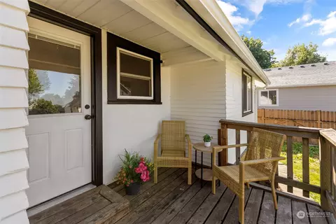 Exterior - 1702 Griffin Ave, Enumclaw, WA 98022 photo 4 of 8
