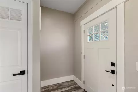 Entry Way - 1702 Griffin Ave, Enumclaw, WA 98022 photo 1 of 2