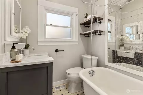 Bath - 1702 Griffin Ave, Enumclaw, WA 98022 photo 1 of 2