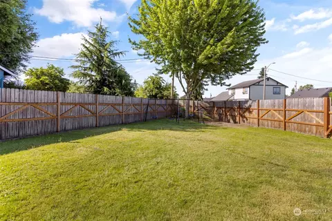 Exterior - 1702 Griffin Ave, Enumclaw, WA 98022 photo 5 of 8