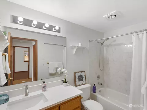 Bath - 9705 1st Ave SE, Everett, WA 98208 photo 3 of 4
