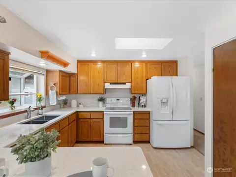 Kitchen - 9705 1st Ave SE, Everett, WA 98208 photo 2 of 4