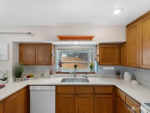 Kitchen - 9705 1st Ave SE, Everett, WA 98208 photo 3 of 4