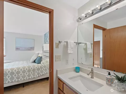 Bath - 9705 1st Ave SE, Everett, WA 98208 photo 2 of 4