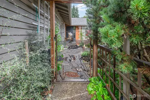 19525 64th Ave NE, Kenmore, WA 98028