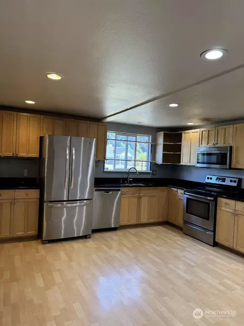 Kitchen - 5605 Parker Rd E, Sumner, WA 98390 photo 2 of 3