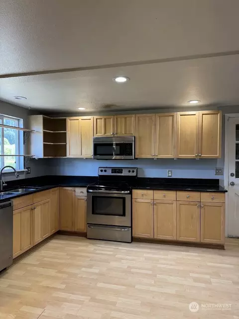 Kitchen - 5605 Parker Rd E, Sumner, WA 98390 photo 1 of 3
