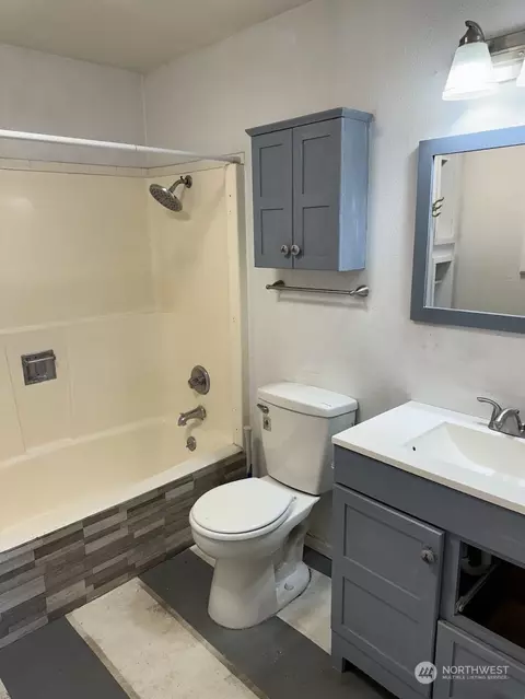 Bath - 5605 Parker Rd E, Sumner, WA 98390 photo 1 of 1