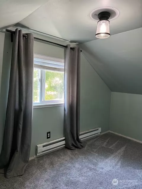 Bedroom - 5605 Parker Rd E, Sumner, WA 98390 photo 2 of 3
