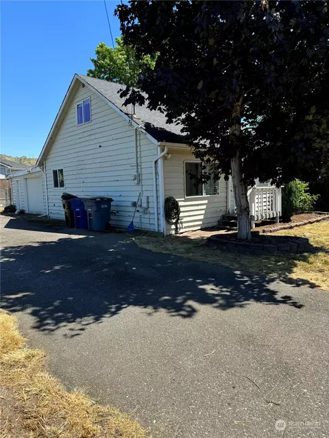 Exterior - 5605 Parker Rd E, Sumner, WA 98390 photo 3 of 4