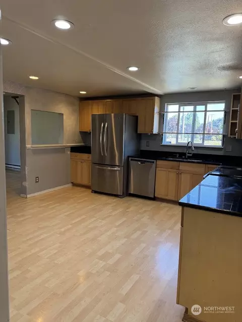 Kitchen - 5605 Parker Rd E, Sumner, WA 98390 photo 3 of 3