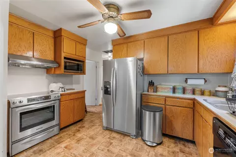 Kitchen - 111 74th St SE, Everett, WA 98203 photo 2 of 2